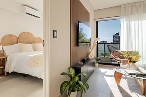 1 habitación, tabla de planchar con plancha y ropa de cama 