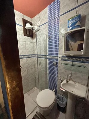 Habitación familiar, lanai, vista al río | Baño