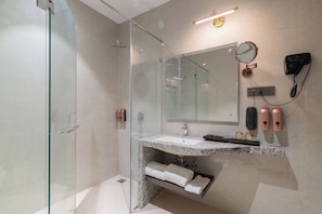 Suíte, 1 cama King | Banheiro | Chuveiro, secador de cabelo, chinelos, toalhas de banho