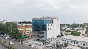 Un edificio de varios pisos con un letrero llamativo para el Hotel Lohara Inn.