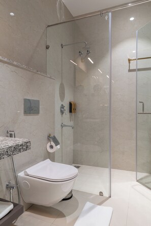 Shower, hair dryer, slippers, towels - Hotel Lohara Inn (Chandrapur)