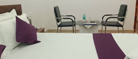 Desk, free WiFi