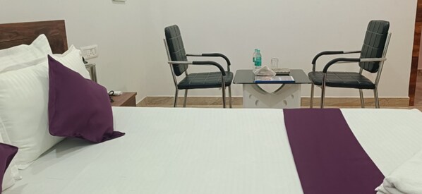 Desk, free WiFi