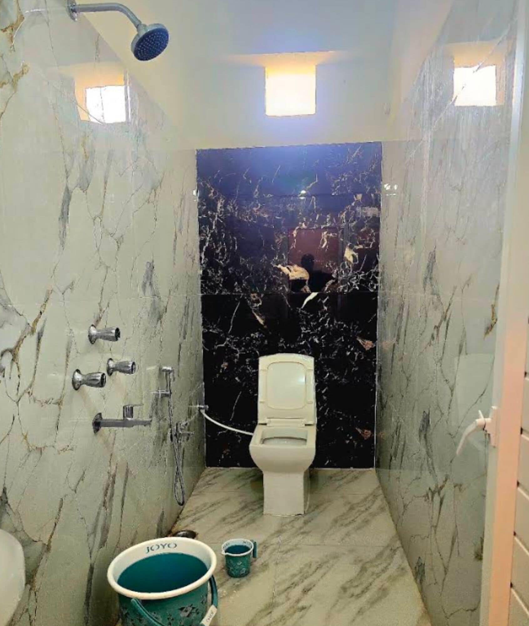 Dusche, kostenlose Toilettenartikel, Handtücher