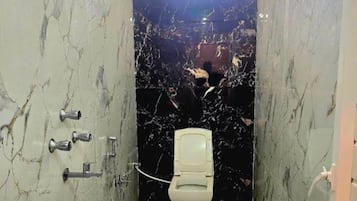 Dusche, kostenlose Toilettenartikel, Handtücher