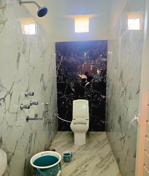 Ducha, artículos de tocador gratuitos, toallas