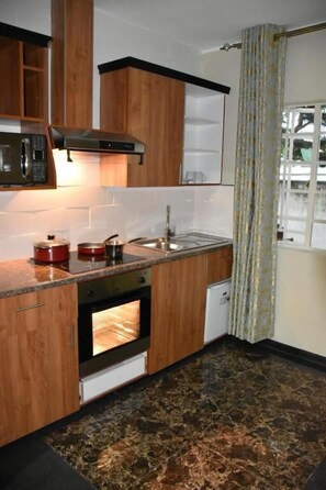 Studio | Private kitchen | Mini-fridge - Annavilla7 Lilongwe Hotel (Lilongwe)