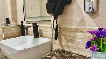Articles de toilette gratuits, sĂšche-cheveux, chaussons
