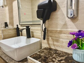 Free toiletries, hair dryer, slippers, towels - Annavilla7 Lilongwe Hotel (Lilongwe)