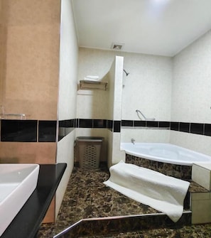 Articles de toilette (gratuits), séchoir à cheveux, pantoufles