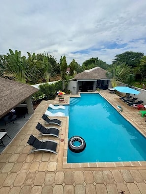 Chambre double, vue sur la piscine | Piscine | Piscine extérieure, parasols, chaises longues