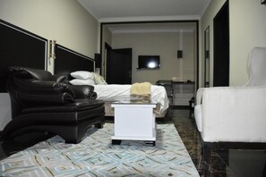 Habitación doble superior, vista al patio | Caja de seguridad en la habitación y escritorio