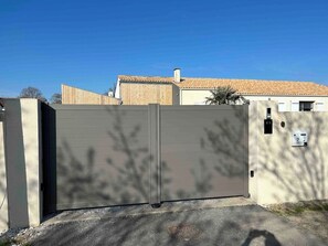 المنطقة المحيطة بالمنشأة