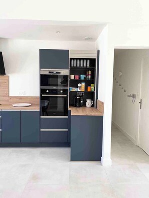 Coffee/tea maker, fridge, microwave, oven