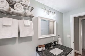 Douche, sèche-cheveux, shampoing