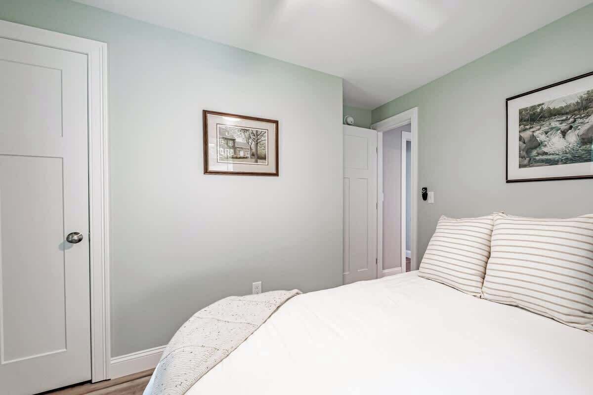 Travel crib, WiFi, bed sheets
