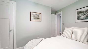 Travel crib, WiFi, bed sheets
