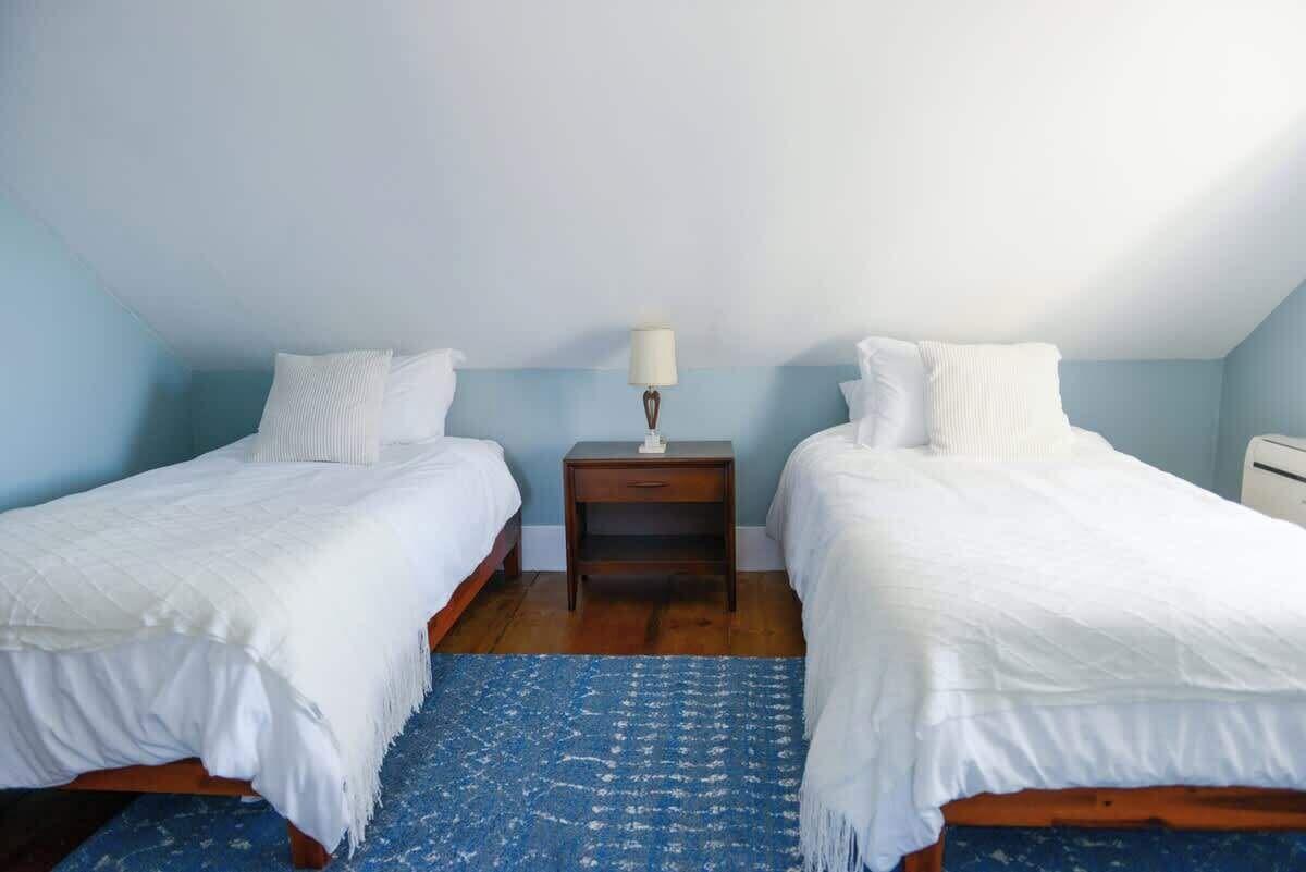 Tabla de planchar con plancha, cuna de viaje, wifi y ropa de cama