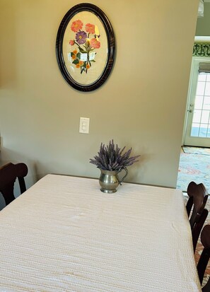 Dining - Charming 2-bedroom home. Perfect for traveling professionals Finger lakes Auburn (Auburn)