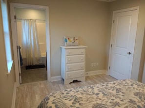 2 bedrooms, iron/ironing board, WiFi, bed sheets - Unwind, Recharge & Feel at Home in Fairhaven. 2 beds and 2 baths, happy vibes (Fairhaven)