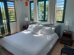 Tabla de planchar con plancha, wifi gratis y ropa de cama 