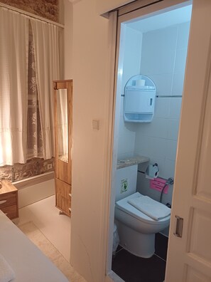 Double Room, City View | Bathroom - Lunarya kulelikonak (Balıkesir)