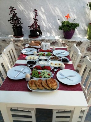 Double Room, City View | Outdoor dining - Lunarya kulelikonak (Balıkesir)