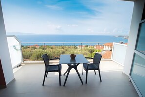 Outdoor dining - Intimate Sea View Studio for Two in Kefalonia (Vlachata)
