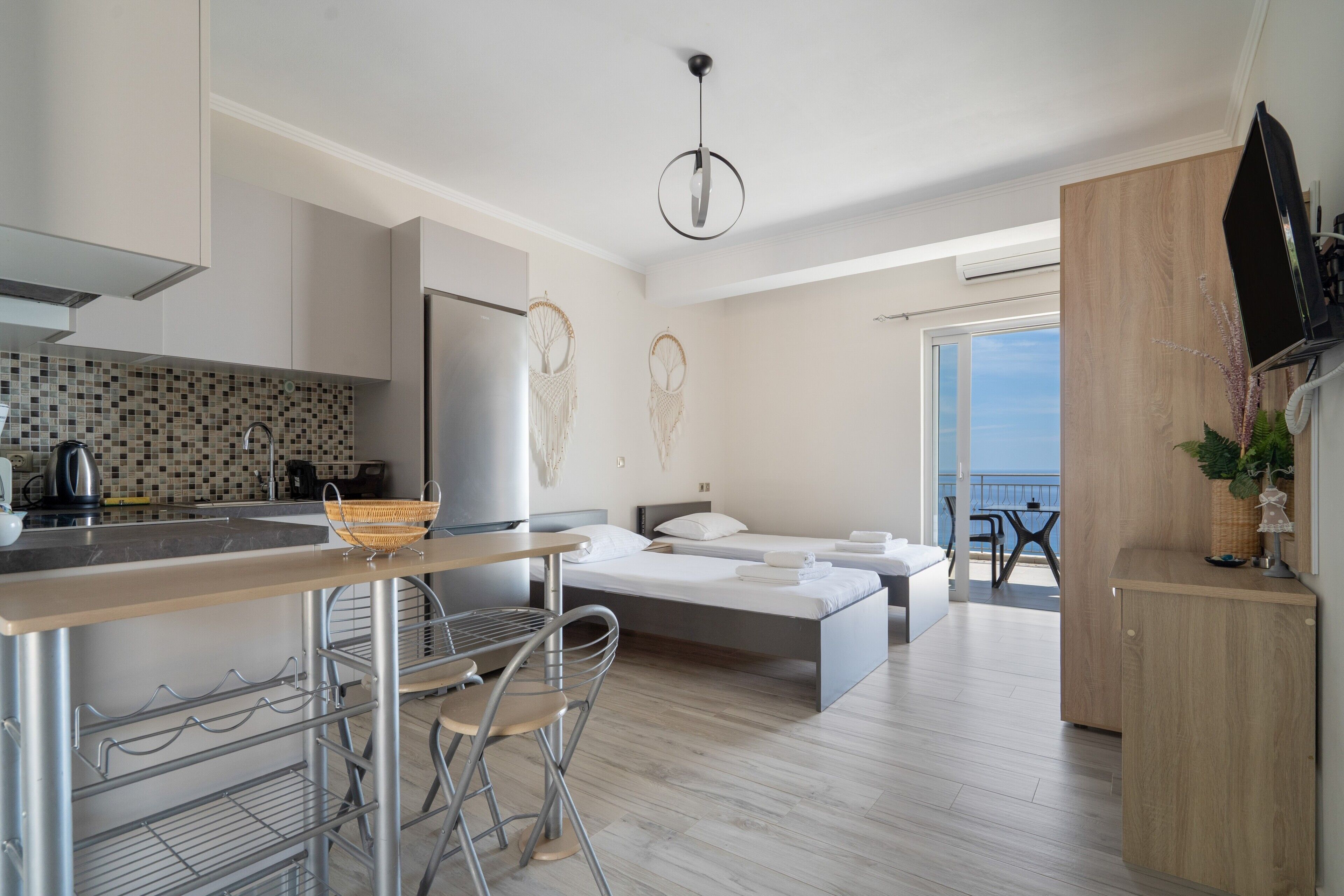 Une cuisine moderne avec un coin repas, un lit offrant une belle vue et un balcon.