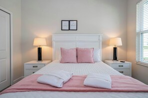 Iron/ironing board, travel cot, WiFi, bed sheets - Spacious 5BR at ChampionsGate - Hot Tub! (Kissimmee)