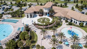 Ein Resort mit Schwimmbad, Wasserpark und einem angelegten Innenhof.