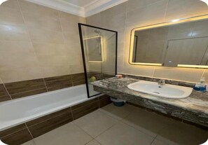 Regadera, bidet, toallas, jabón 