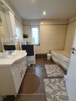 Shower, towels - Apartment 'Bergblick' with Shared Garden, Balcony and Wi-Fi (Hohndorf)