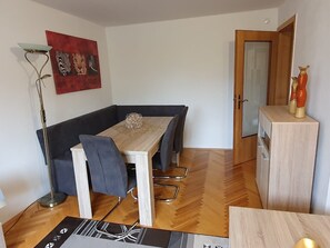Dining - Apartment 'Bergblick' with Shared Garden, Balcony and Wi-Fi (Hohndorf)