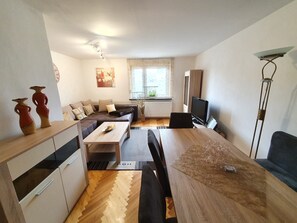 TV, stereo - Apartment 'Bergblick' with Shared Garden, Balcony and Wi-Fi (Hohndorf)