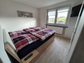 Iron/ironing board, WiFi, bed sheets - Apartment 'Bergblick' with Shared Garden, Balcony and Wi-Fi (Hohndorf)