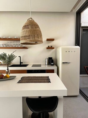Fridge, oven, dishwasher, coffee/tea maker - On The Rocks - Pebble East - Serviced Villa (Ios)