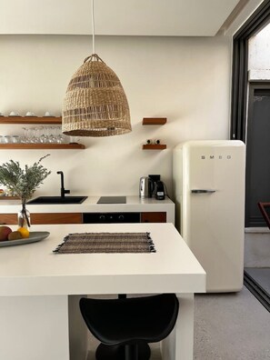 Kühlschrank, Mikrowelle, Ofen, Geschirrspüler