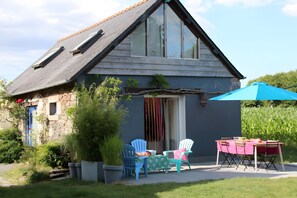 Outdoor dining - Gîte Argoat – Country Holiday Homes (Gouézec)
