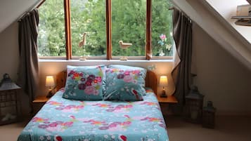 Tabla de planchar con plancha, wifi y ropa de cama