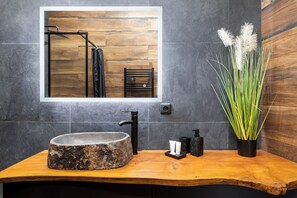 Douche, sèche-cheveux, serviettes fournies, savon
