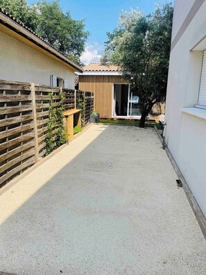 Unclassified image, 4 of 59, button - Villa Rafael with Pool in Pessac: Fun and Relaxing (Pessac)