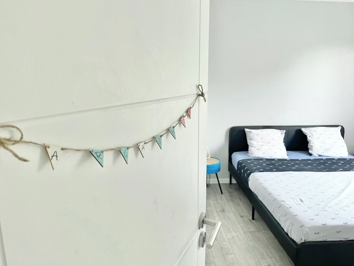 5 bedrooms, iron/ironing board, travel crib, WiFi
