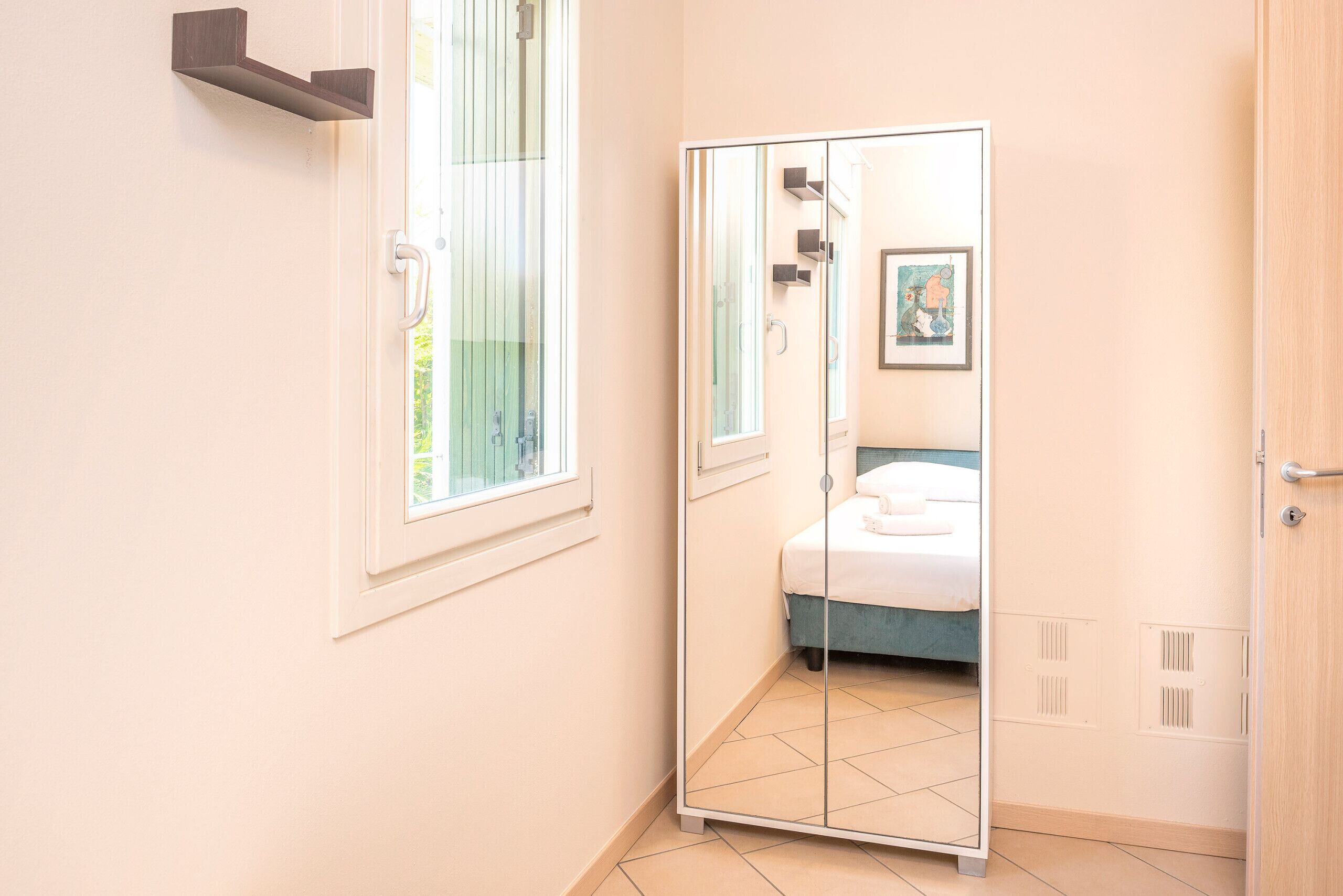 Une salle de bain avec une douche, des toilettes, un lavabo, un miroir et une fenêtre.