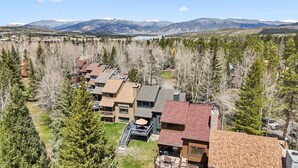A residential area with houses, a clear sky, and mountains in the background. - Renovated Frisco Retreat Near Main St & 4 Ski Resorts (Frisco)