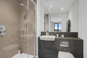 Hair dryer, towels - Stylish two-bedroom flat with a large balcony (London)