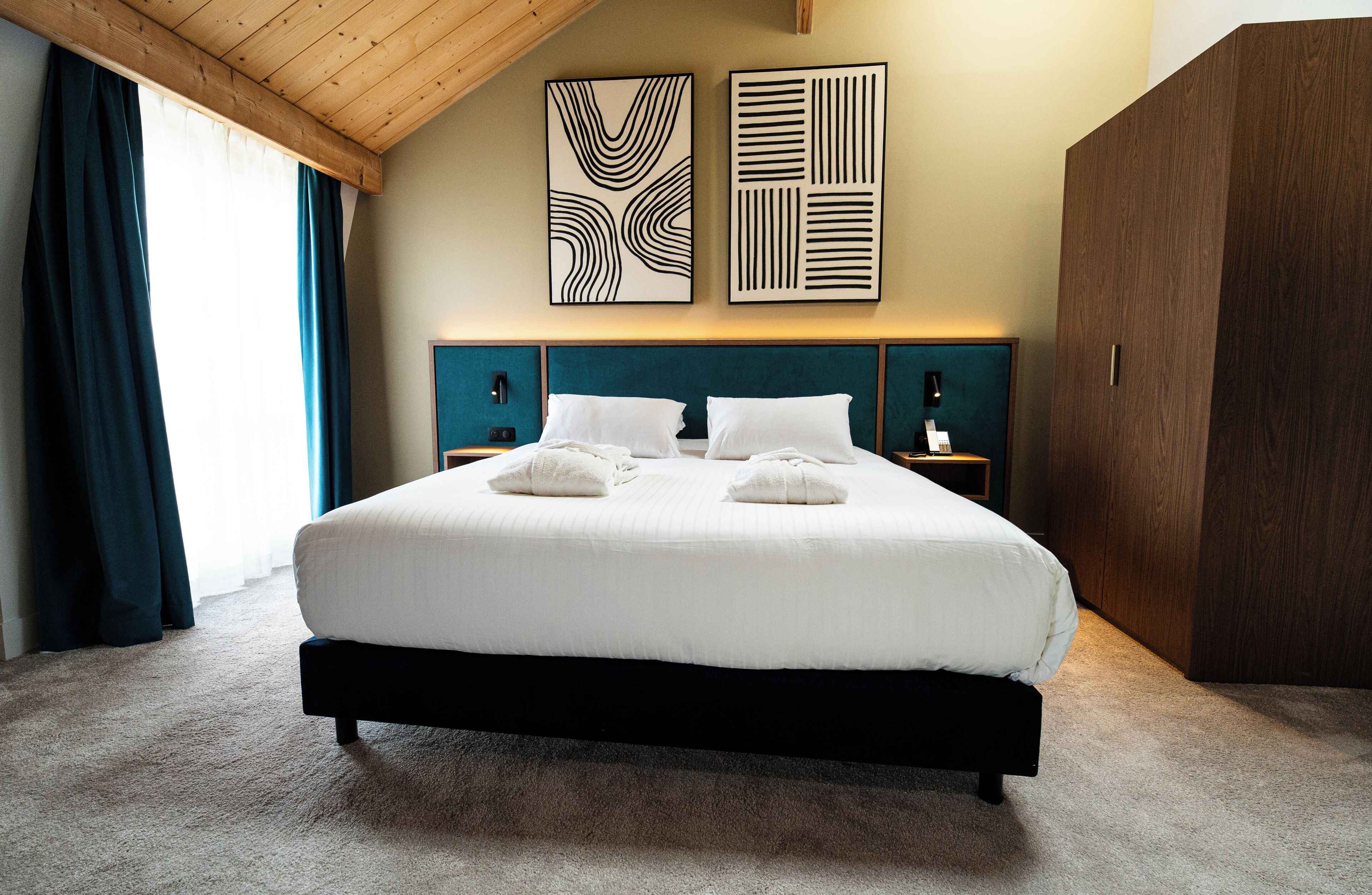 Premium Room | In-room safe, bed sheets