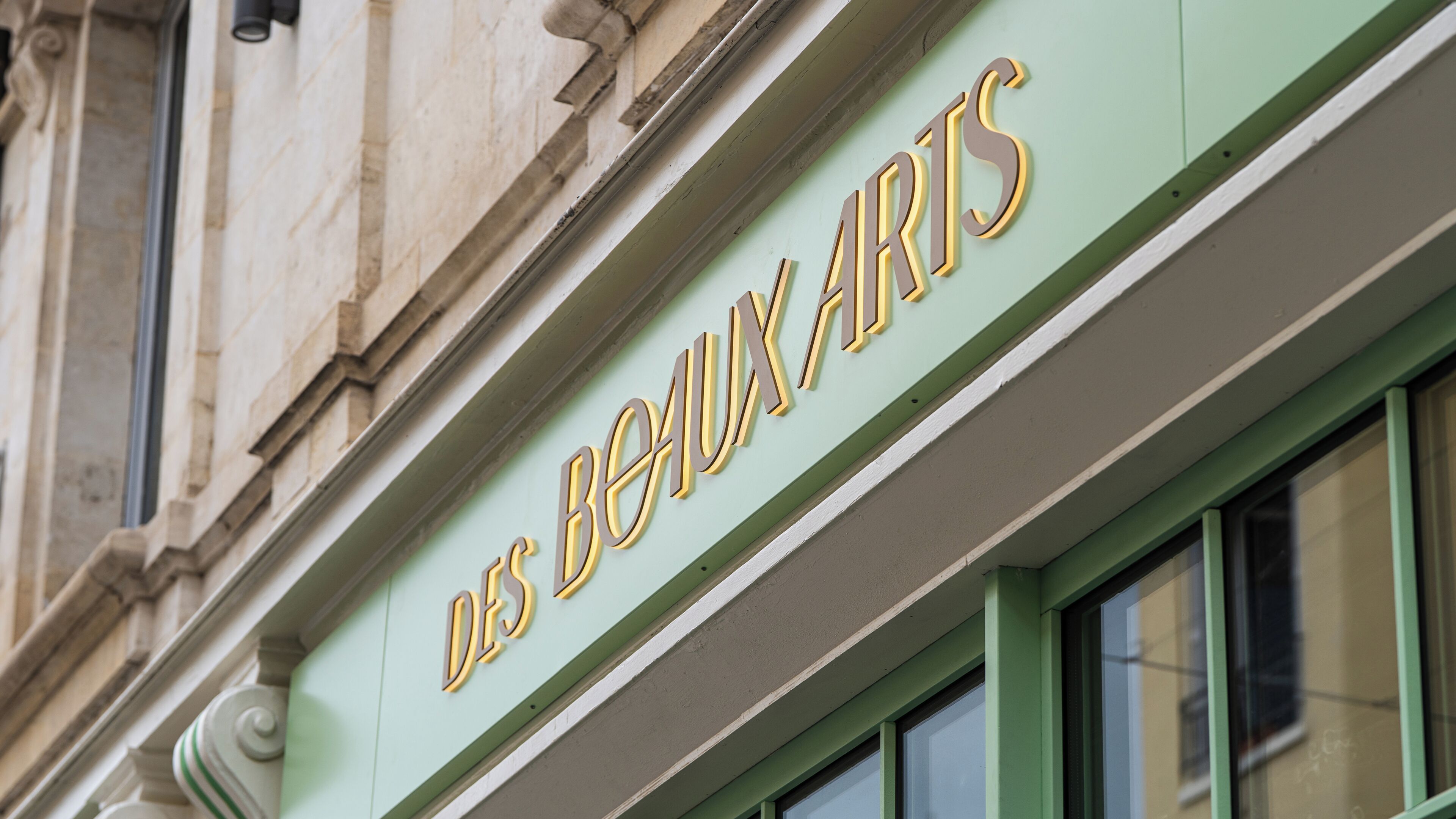 Un bâtiment sur lequel on peut lire l’inscription : « DES BOUJUX ARTS ».