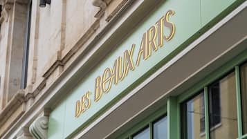 A building with a sign that reads 'DES BOUJUX ARTS.'