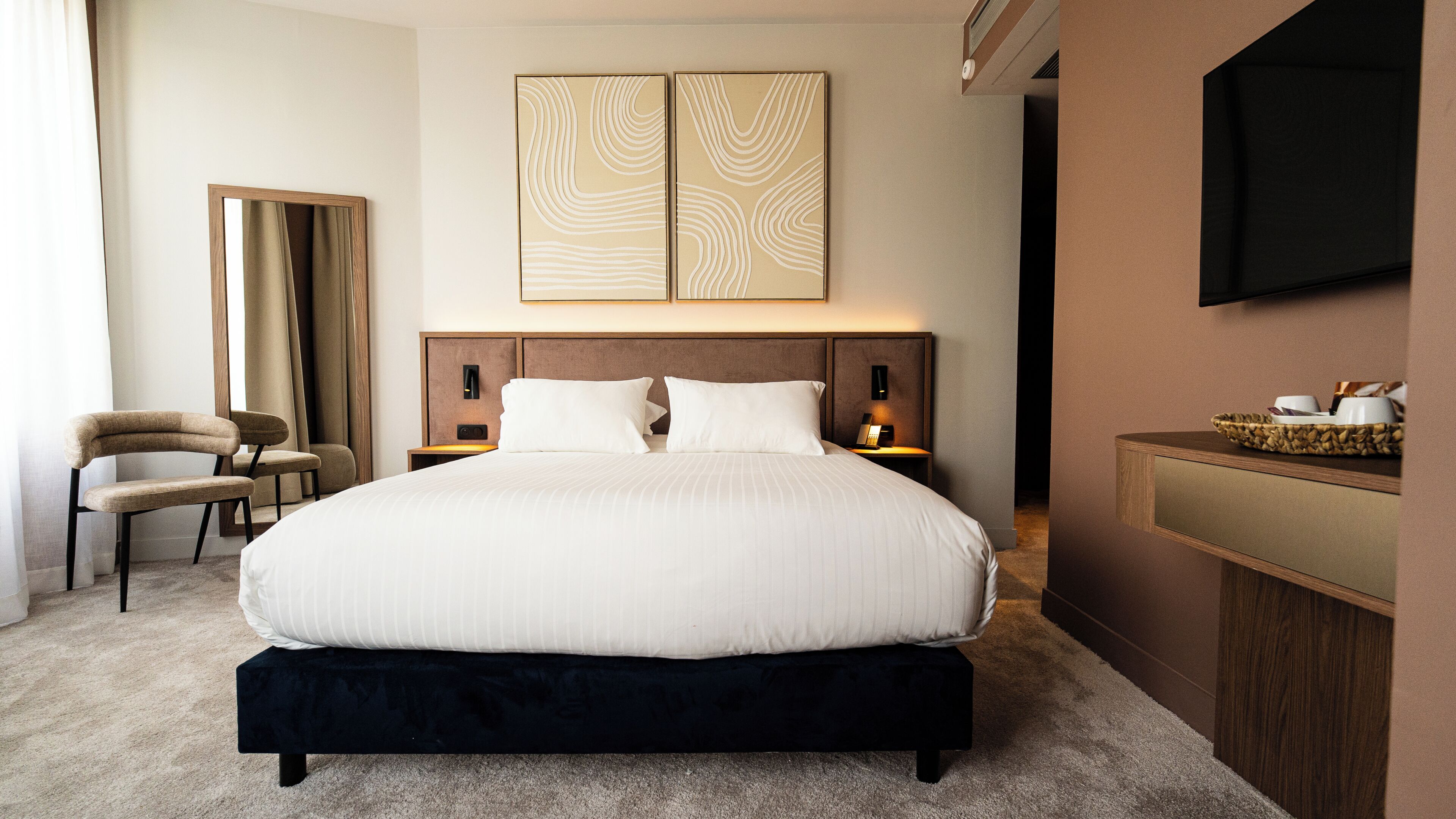 In-room safe, bed sheets